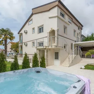 https://villa-stephany.in-istria.net